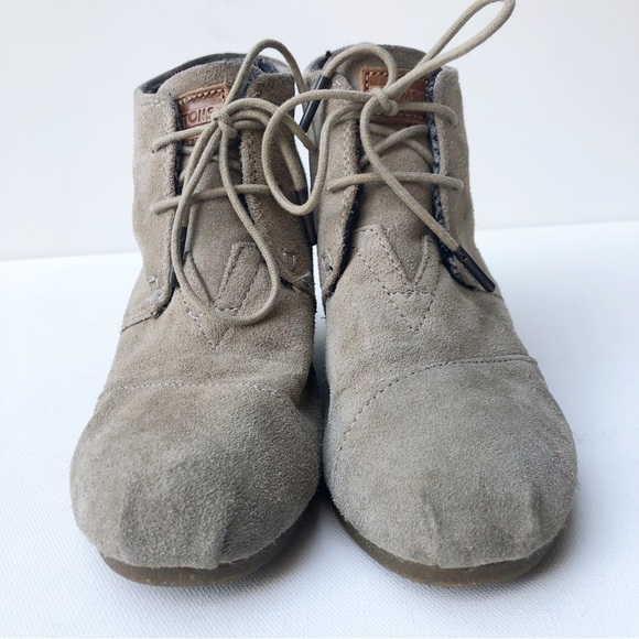 TOMS Desert Wedge Lace Up Bootie Sz 7 Taupe Tan Suede Leather Heeled Ankle Boots - Picture 3 of 11